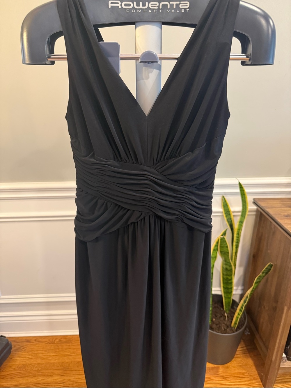 Jones New York Black Sleeveless V-Neck Ruched Waist Midi Dress
